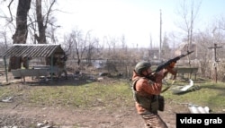 країнські військові 24-ї окремої механізованої бригади ЗСУ стріляють по російських дронах поблизу Костянтинівки