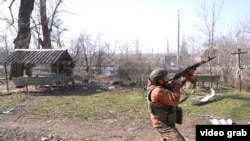 Українські військові 24-ї окремої механізованої бригади ЗСУ стріляють по російських дронах поблизу Костянтинівки