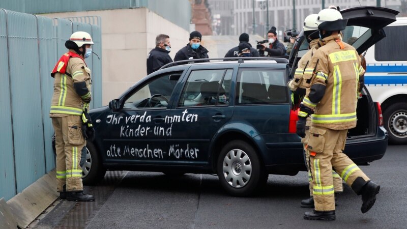 Автомобил со политички пораки удри во оградата од кабинетот на Меркел