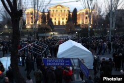 Намети прихильників опозиції біля будівлі парламенту, 25 лютого 2021 року