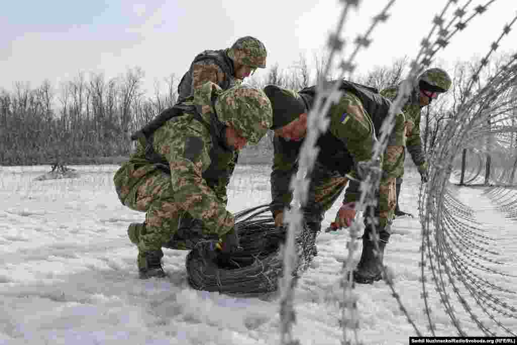 Українські військові інженери створюють десятки кілометрів загороджень для уповільнення наступу противника