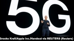 Izvršni direktor Applea Tim Cook tokom predstavljanja novog iPhonea