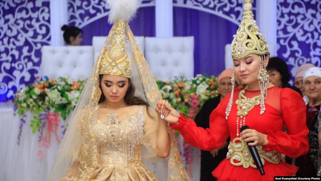 Үйлену тойында қалыңдықты күйеуінің достары сиқытады