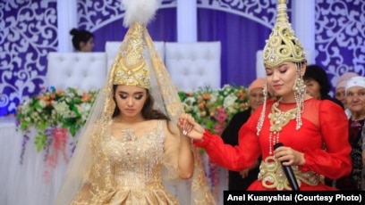 қисық жалаңаш әйел