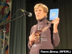 Людмила Красицька на нагородженні переможців поетичного конкурсу бійців та волонтерів, який проводив Фонд, 2018 рік