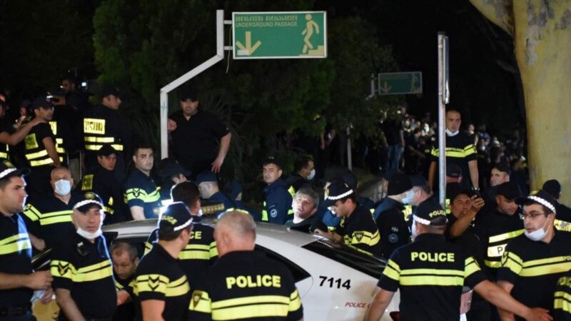 Полиция помогает участникам акции на проспекте Руставели покинуть территорию