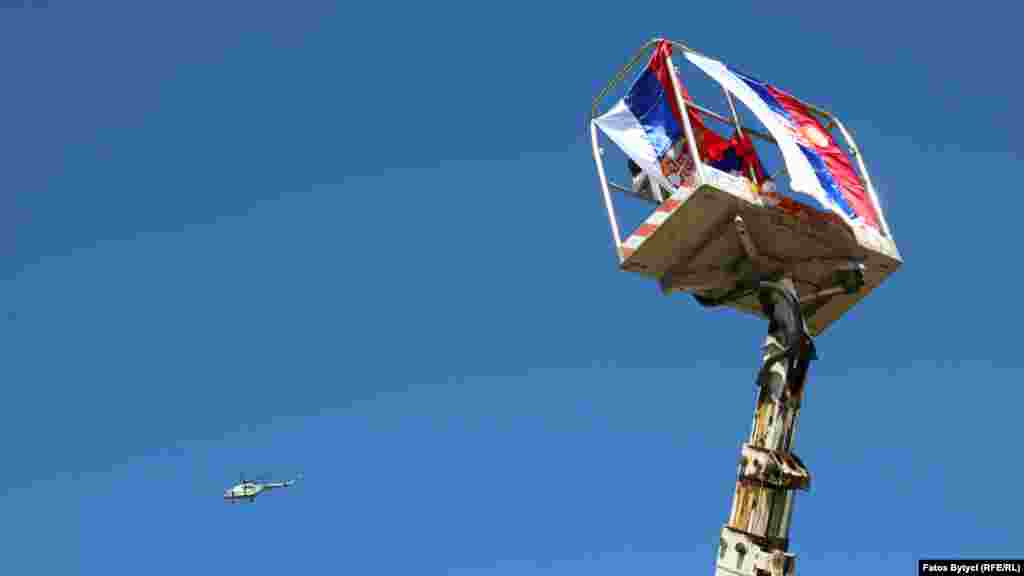 Вертоліт НАТО пролітає над сербським прапором, КПП &laquo;Ярина&raquo;