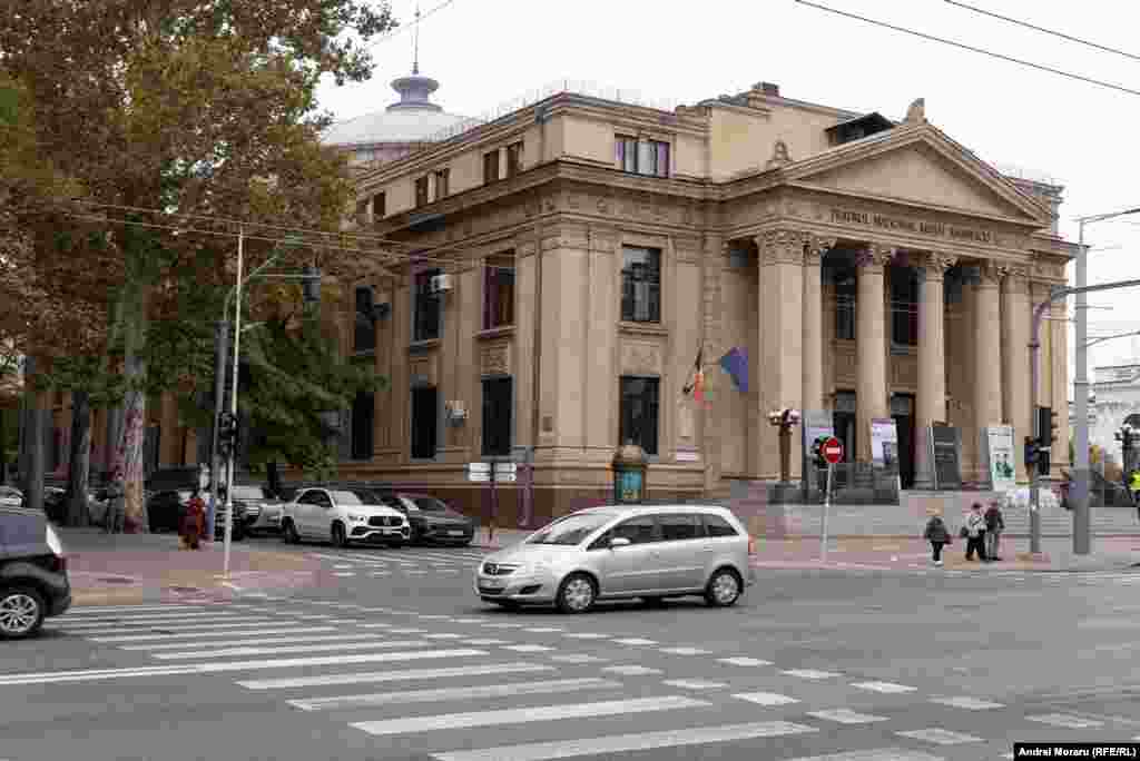 Clădirea Teatrului Național „Mihai Eminescu", construită în anii '30 ai secolului XX, are statut de monument de artă, arhitectură și istorie de importanță națională. Clădirea, cu trei niveluri, dintre care ultimul este un atic, și un subsol, este amplasată la colțul unui cartier, pe un teren care fusese destinat cândva pieței polițienești, fiind mărginită lateral de strada Mihai Eminescu.