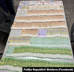 Bani ridicați de Poliție și PCCOCS pe 6 noiembrie, în urma perchezițiilor în cadrul a trei cauze penale vizând activități desfășurate prin platforma de tranzacționare TUX. Cinci persoane, printre care și lideri ai platformei, au fost reținute.