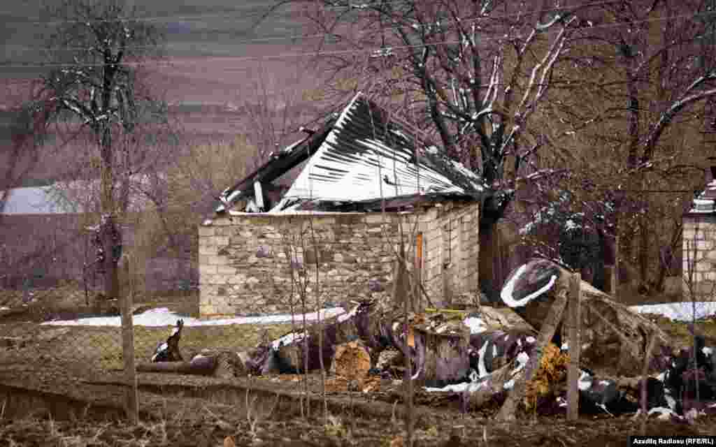 Burada mərmidən dağılmış və tərk edilmiş evlərə rast gəlmək olar.&nbsp; 