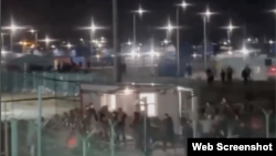 Қазақстандықтар қатысқан Ресейде болған жанжал туралы видеодан скриншот. Видео Qumash арнасынан алынған.