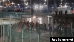 Драка с участием казахстанцев в селе Усть-Луга Ленинградской области. Скриншот видео с канала Qumash 