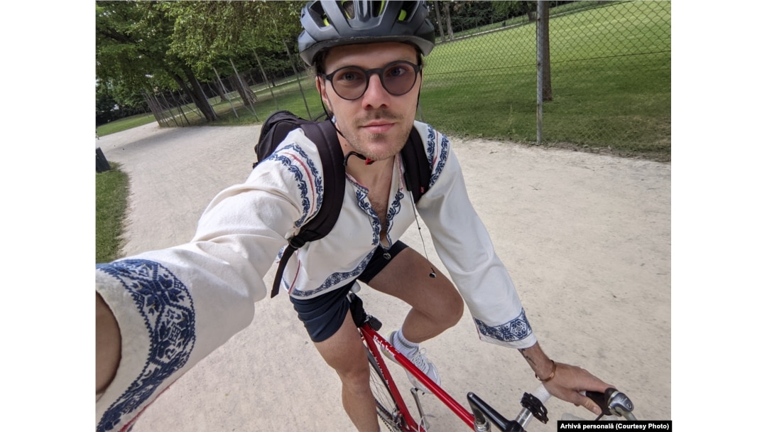 Valentin Trandafir, în timpul unei plimbări pe bicicletă în Viena. Poartă, cu mândrie, cămașa pe care și-a cusut-o singur.