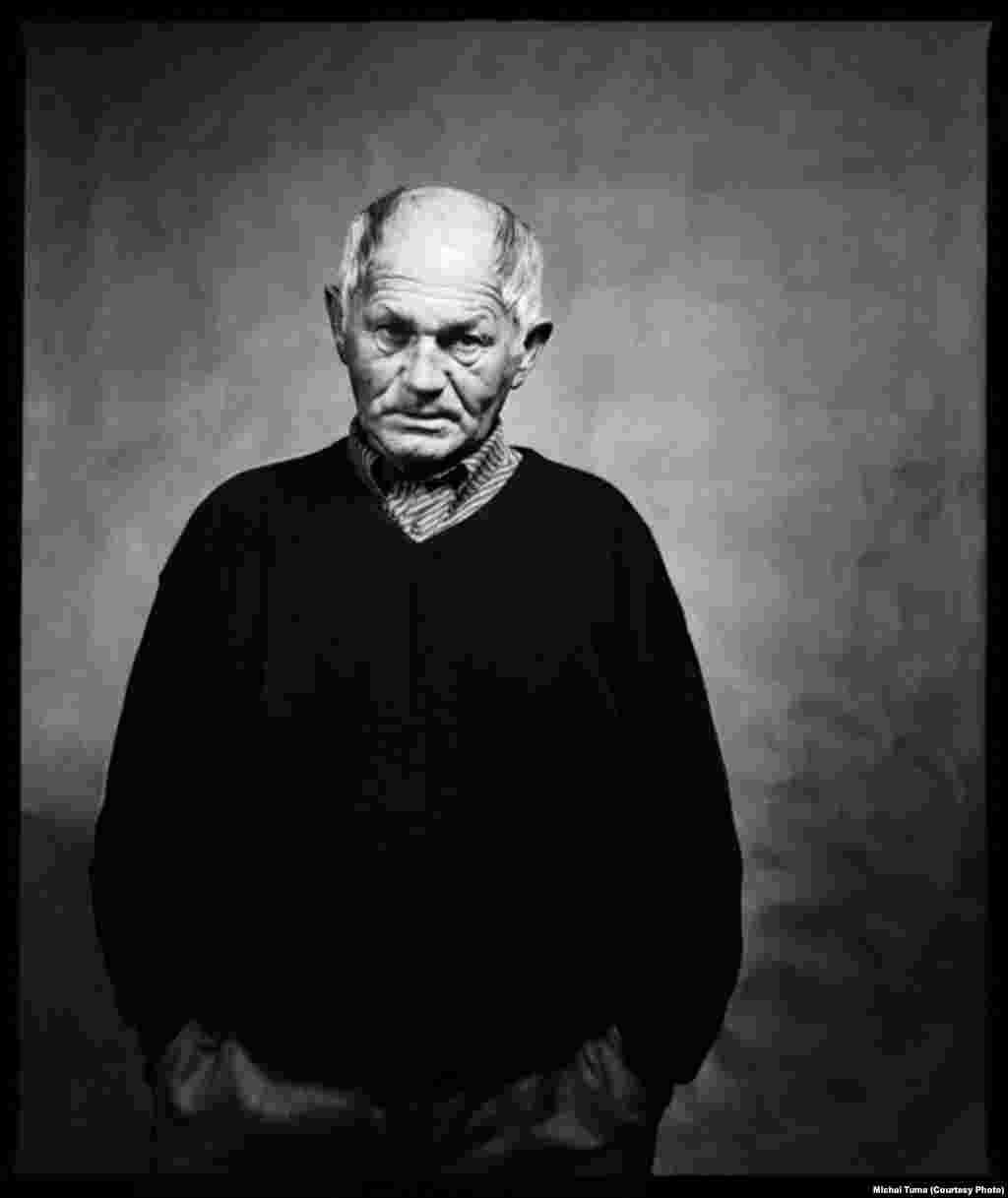 Hrabal a fost îngropat în cripta familiei sale la cimitirul Hadistko, în apropiere de Praha. Potrivit dorinței sale, a fost îngropat într-un sicriu din lemn de stejar, purtînd inscripția &quot;Pivovar Polna&quot; (&quot;Berăria Polna&quot;), locul în care s-au întîlnit mama și tatăul său vitreg. &nbsp;