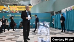 Президент Касым-Жомарт Токаев голосует на референдуме по проекту новой Конституции на участке референдума №51, расположенном во Дворце школьников в Астане, 15 марта 2026 года