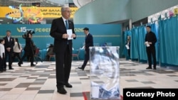 Президент Казахстана голосует на избирательном участке в Астане. 15 марта 2026 года. 