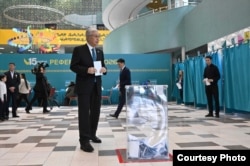 Қазақста президенті Қасым-Жомарт Тоқаев Оқушылар сарайында орналасқан референдум учаскесінде дауыс берді. Астана, 15 наурыз, 2026 жыл.