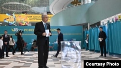 Қазақстан президенті Қасым-Жомарт Тоқаев Конституция бойынша референдумда дауыс беріп тұр. Астана, 15 наурыз, 2026 жыл.