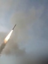 Ирандын мамлекеттик телеканалы тараткан видеодон алынган кадрда белгисиз жерде асманда учуп бараткан ирандык ракета көрсөтүлгөн.