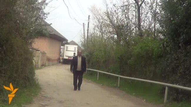 Ərçivanda bir əlində qələm, bir əlində bel tutan Əli müəllim