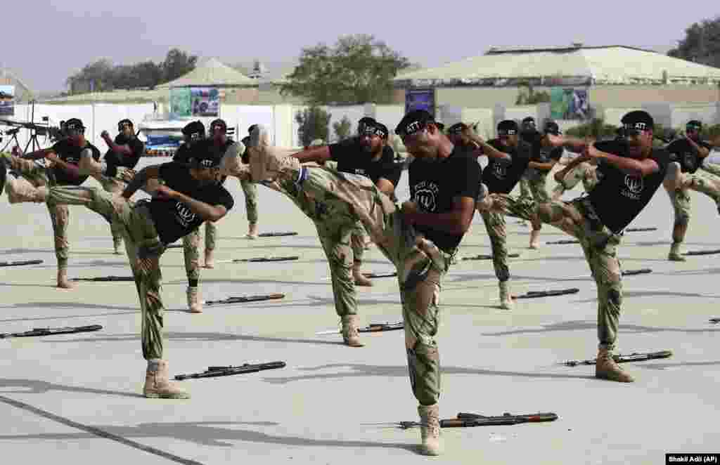 Commandos of Pakistan&#39;s coast guards demonstrate their skills during a graduation ceremony in Karachi.&nbsp;(AP/Shakil Adil)