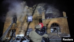 Жители на зграда погодена во рускиот напад со ракети и дронови, Киев, 9 јануари 2026 г.