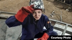 Алина Царева, сварщица