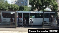 У автобусной остановки в Алматы. 