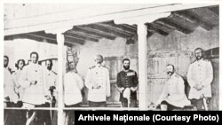 Războiul de Independență. Domnitorul României, Carol I, alături de țarul Alexandru al II-lea și Marele Duce, Nicolae, alături de alți ofițeri ruși la Cartierul General al Trupelor Româno-Ruse de la Plevna/Bulgaria, iulie 1877. Arhivele Naționale.