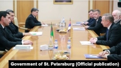 Перевёрнутый флаг при встрече делегации Санкт-Петербурга в Туркмении