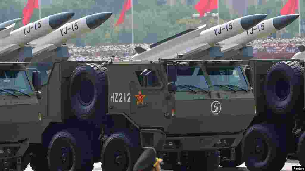 A tengeri műveleti csoport YJ-15 hiperszonikus hajóelhárító rakétákat mutatott be. Ezeket a fegyvereket most lehetett először nyilvánosan látni