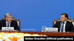 Алмазбек Атамбаев жана Дастанбек Жумабеков. Сүрөт 2017-жылы тартылган.