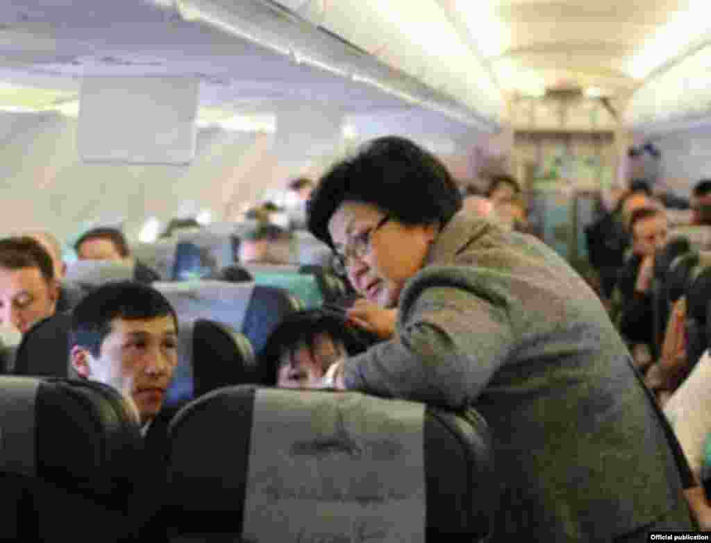 Демонстрируя экономию государственных денег на практике, Роза Отунбаева в зарубежные поездки всегда летала на обычных рейсах и запросто разговаривала с пассажирами. 