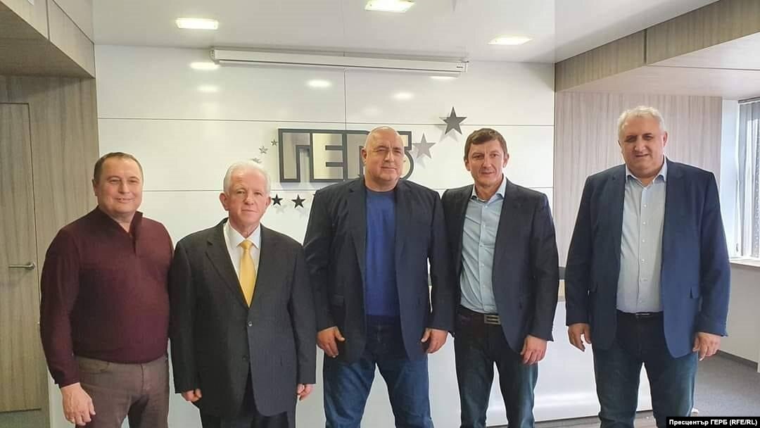 Бившият премиер Бойко Борисов (в средата) с бивши кадри на ДПС. В края на февруари Нуридин Исмаил, Гюнер Тахир, Орхан Исмаилов и Мехмед Дикме (от ляво надясно) заявиха, че ще подкрепят ГЕРБ на изборите през април