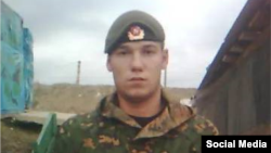 Молодший лейтенант Ельдар Дадашев був звинувачений Биковим, а також у інших свідченнях, поданих до прокуратури, у тому, що він несе відповідальність за неодноразові побиття та катування солдатів