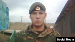 Potporučnika Eldara Dadaševa Bikov je optužio da je odgovoran za višestruka premlaćivanja i mučenje vojnika, što se navodi i u drugim svedočenjima podnetim tužilaštvu.