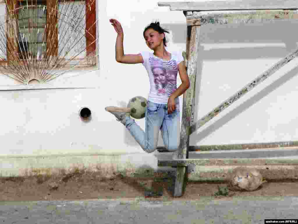 Top o&yacute;na&yacute;an gyz