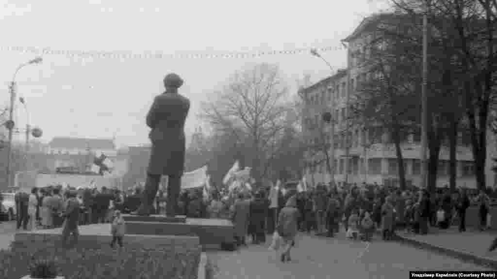 1990 год, від ад Опэры на вуліцу Янкі Купалы побач з помнікам Багдановічу (цяпер помнік аднесьлі ўбок ад параднага ўваходу). Фота: Уладзімер Кармілкін