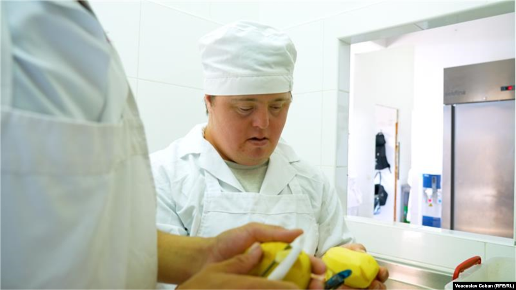 Igor Alii are Sindromul Down și locuiește cu tatăl său de 78 de ani în satul Răzeni, raionul Ialoveni. Până la 24 de ani, practic nu a ieșit din curtea casei, iar de 5 ani este ajutor de bucătar la cantina socială din sat.