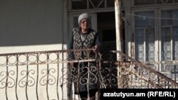 Լոռու մարզի Ձյունաշող գյուղի տարեց բնակչուհին իր տան պատշգամբում, արխիվ
