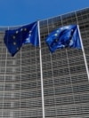 Flamuj të BE-së të vendosur në selinë e Komisionit Evropian. Fotografi nga arkivi. 