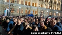 Okupljeni čekaju dolazak Vučića ispred Palate predsjednika RS u Banjaluci.