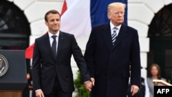 Mână-n mână. Președinții Emmanuel Macron și Donald Trump în aprilie 2018, la Washington. 