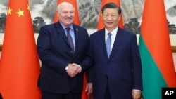 Chinese President Xi Jinping (right) and Belarusian ruler Alyaksandr Lukashenka in 2023