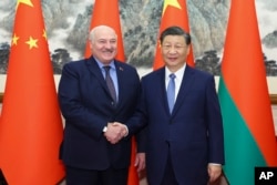 Олександр Лукашенко (ліворуч) і голова Китаю Сі Цзіньпін. Пекін, 4 грудня 2023 року