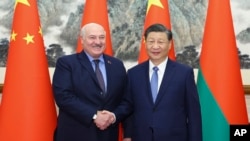 Chinese President Xi Jinping (right) and Belarusian ruler Alyaksandr Lukashenka in 2023. (file photo)