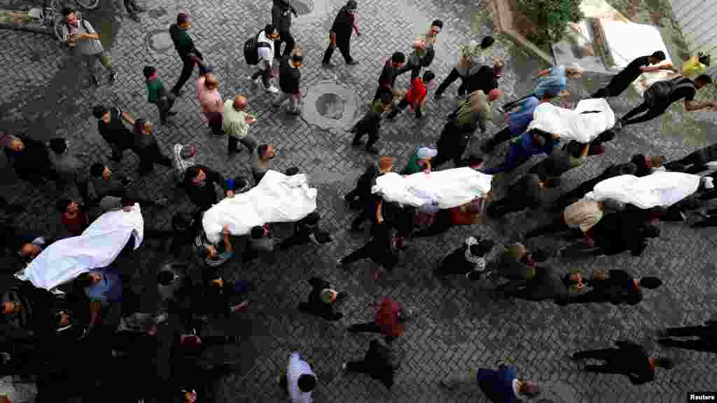 A hétfői izraeli légicsapások legkevesebb 40 halálos áldozatot követeltek a Gázai övezetben a helyi orvosok szerint. Az izraeli hadsereg közölte, hogy 160 célpontot, köztük páncéltörő állásokat, földalatti infrastruktúrát és egy fegyverraktárt támadtak. A képen a gázai Arab Baptista Kórházat ért találat áldozatait siratják hozzátartozóik május 20-án