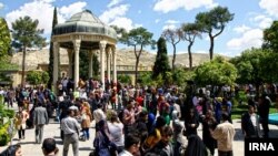 Eýran, Şiraz, Hafyzyň guburyna zyýarat 