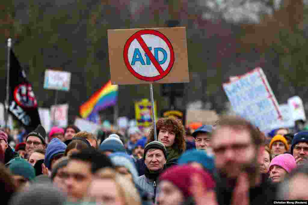 Një protestues duke mbajtur një pankartë kundër AfD-së.