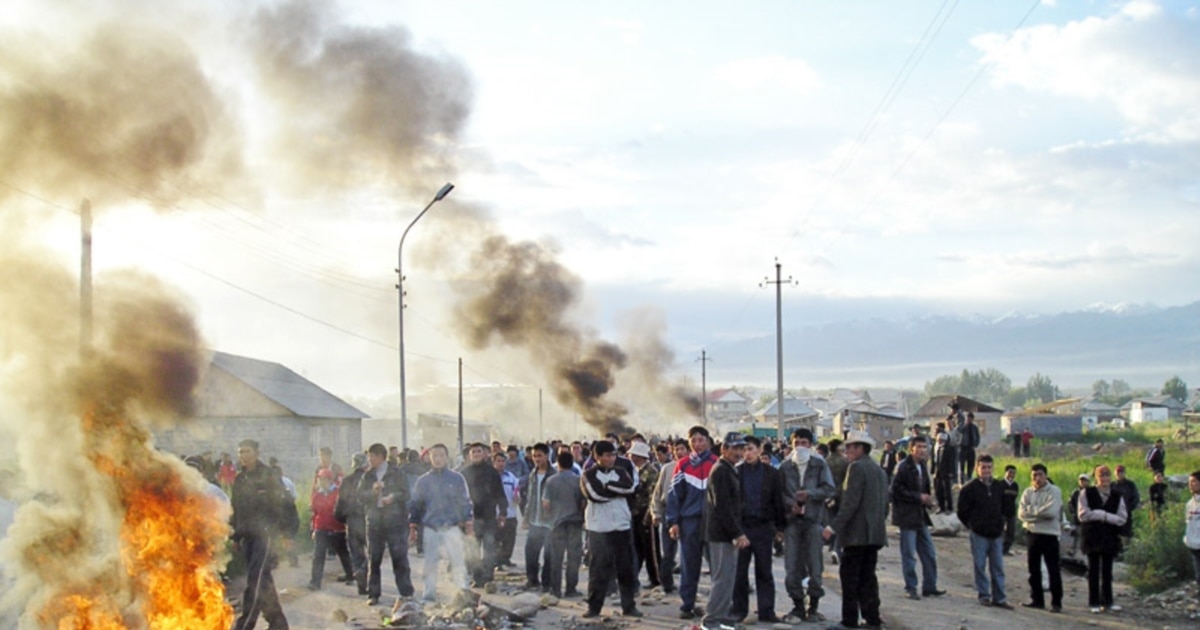 Орыс қыздарының үйде жұдырықтасып жатқан видеосы